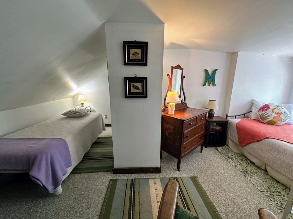 Second floor bedroom with 2 Twins and window AC