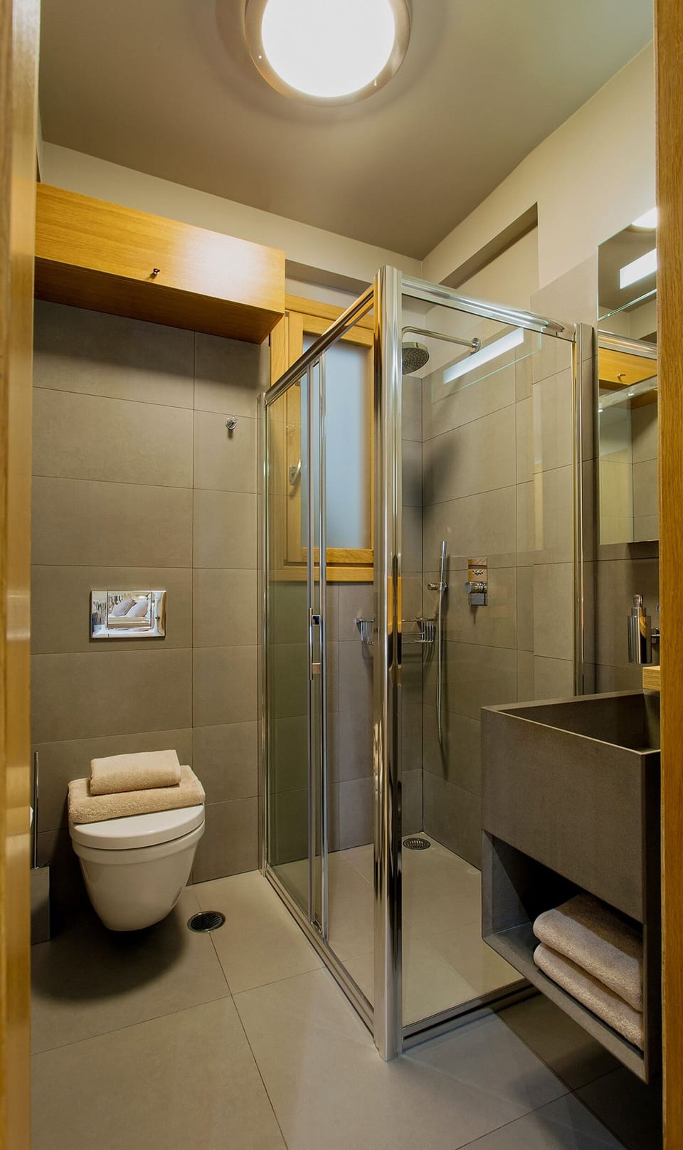 Main's bedroom bathroom.