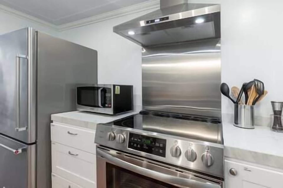 The stove has easy to clean ceramic glass cooktop and oven. Full set of pots and pans and utensils 