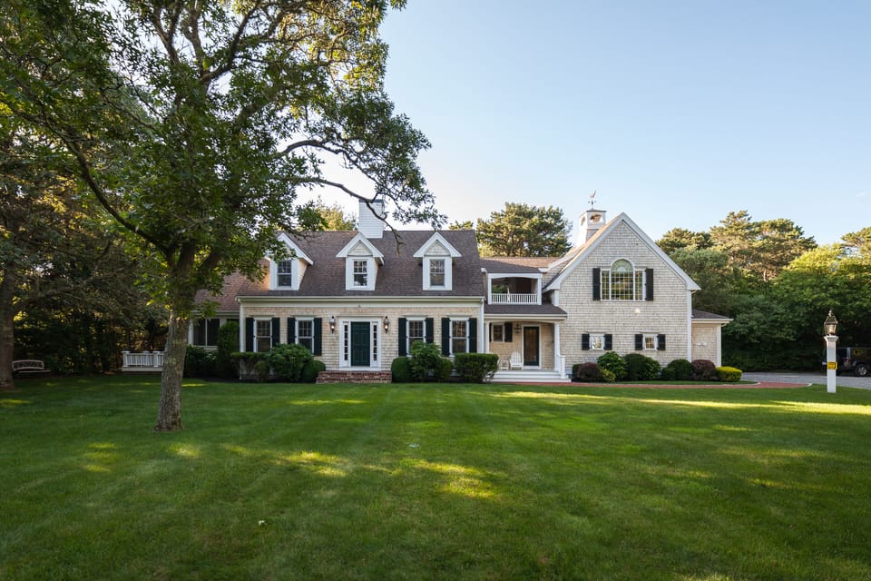 Front Exterior - Large front lawn 