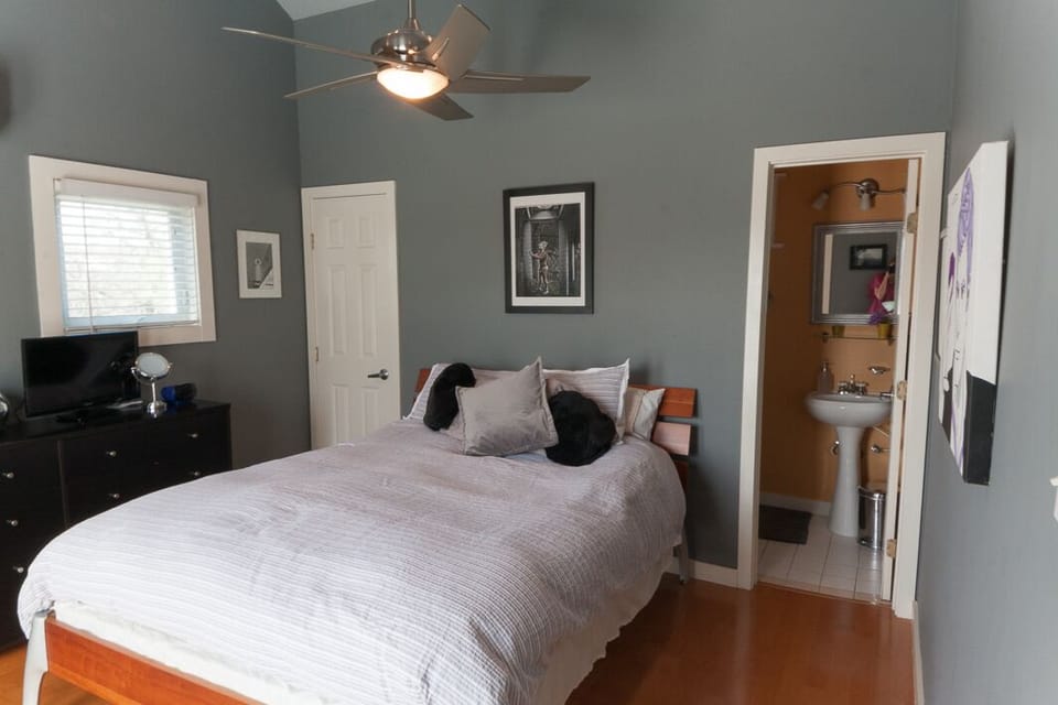 Queen bed.