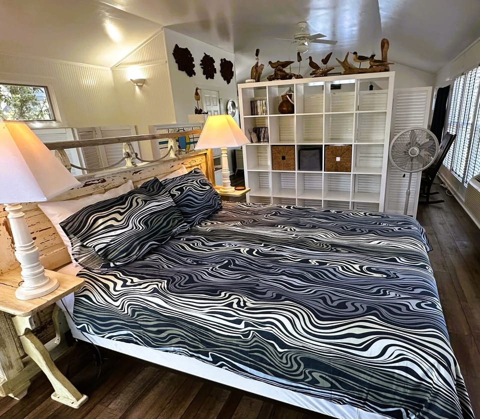 Queen Bed (alternate view)