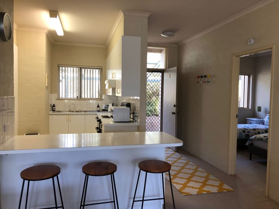 Well-equipped kitchen with bench