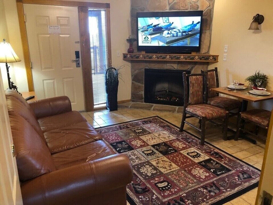 Living Room with Dining Area (4 chairs) and Kitchenette ~~~