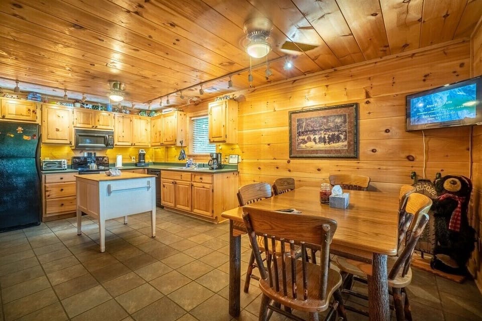 ALPINE ROSE - Kitchen & dining area