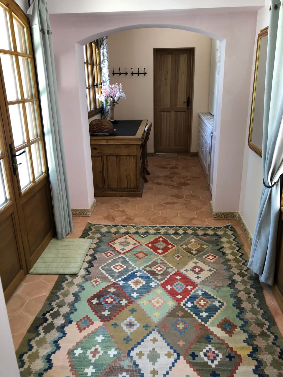 main entrance view to kitchen door