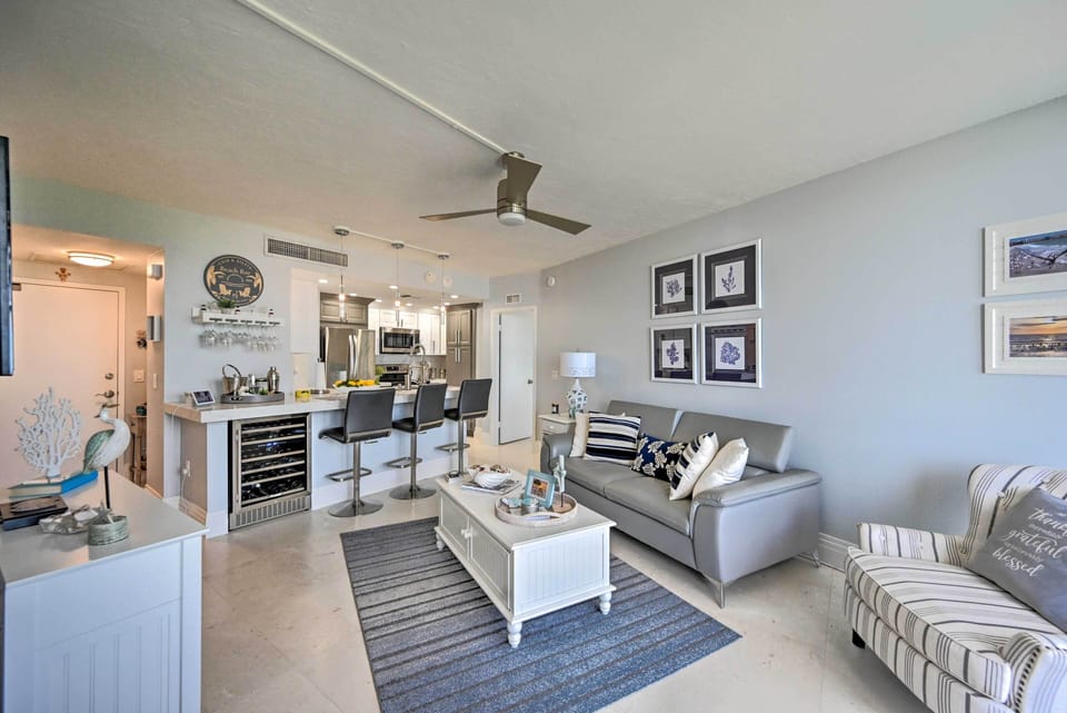 Living Room | Flat-Screen TV | Wall-to-Wall Ocean View
