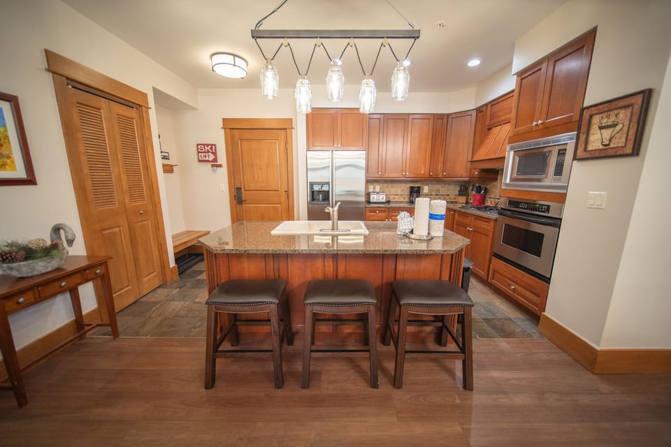 Beautiful gourmet kitchen with island