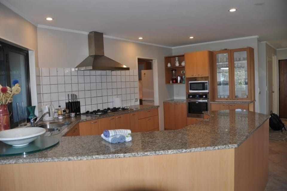 Kitchen 4 bed side