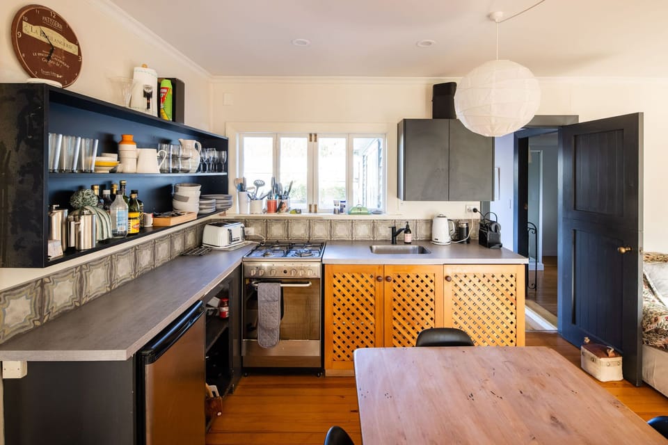 Updated bench top, tiles and shelving in 2021
