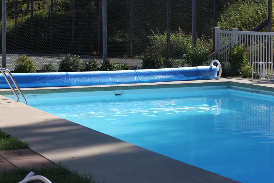 Heated Pool (Summer only)