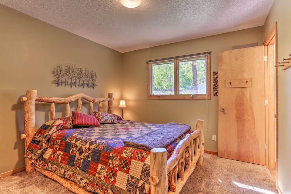 Bedroom 1 | Queen Bed