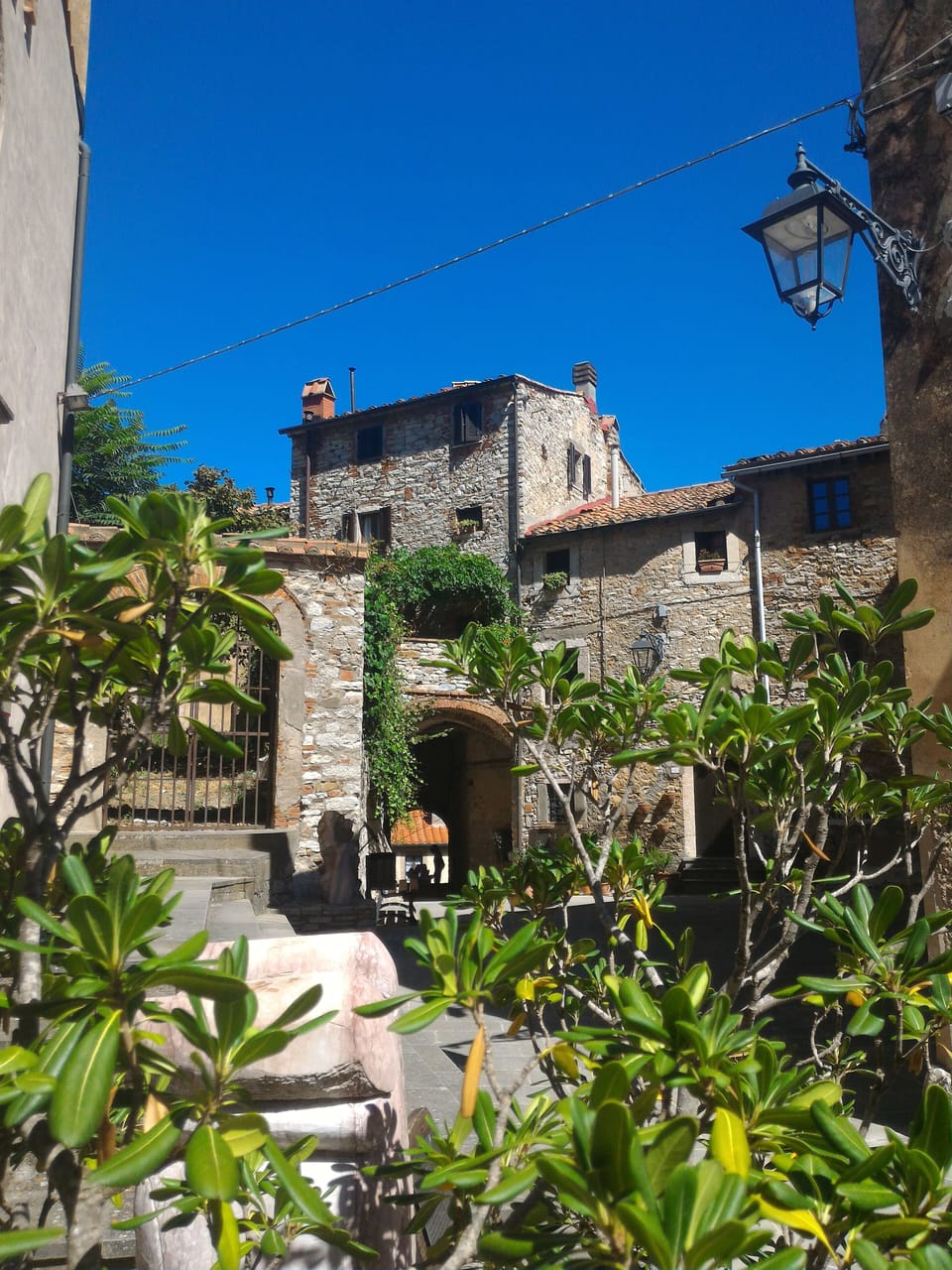 Foto della piazza principale del paese - Piazza della Chiesa (sulla sinistra)