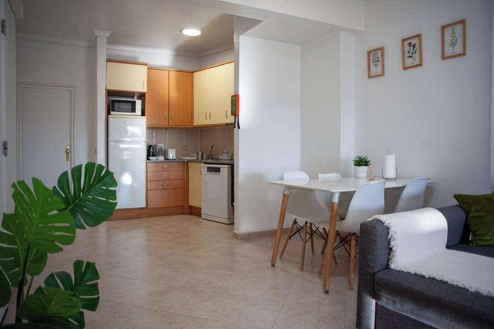 Fully equipped kitchen with a cosy dining area
