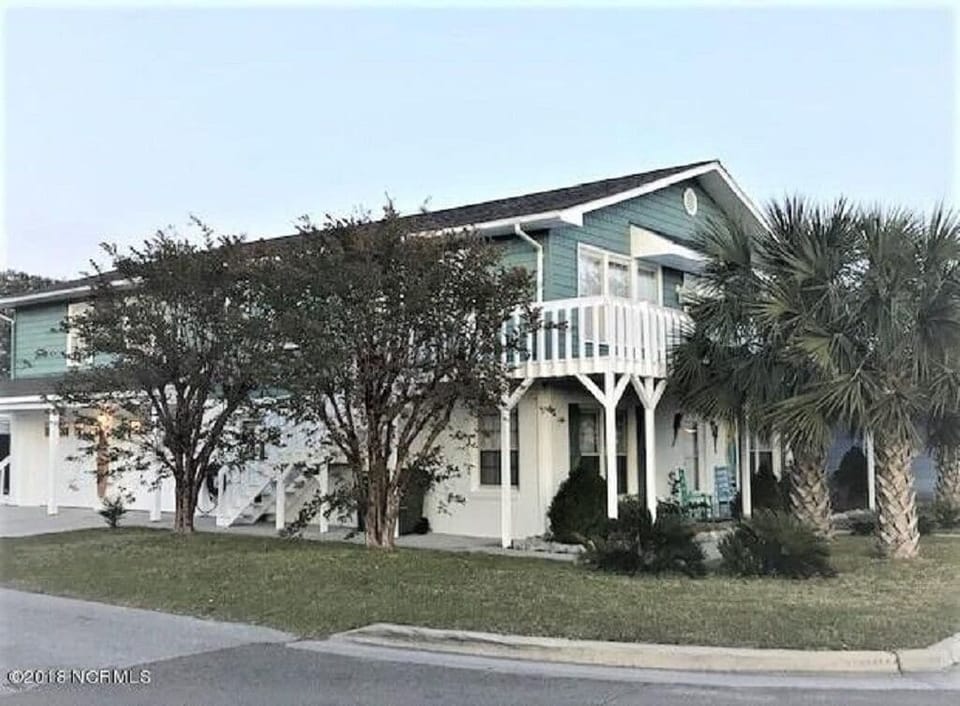 Found Nemo-Cozy 2 Bedroom/1 Bathroom, Ground Floor Unit--3 Short Blocks to Beach