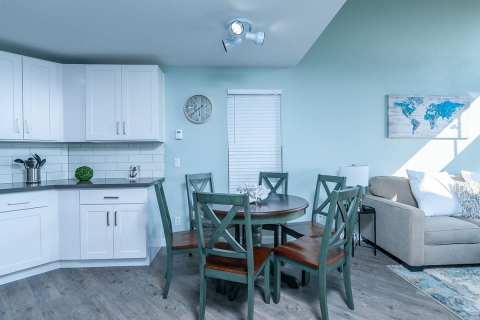 Dinning area with seating for 6