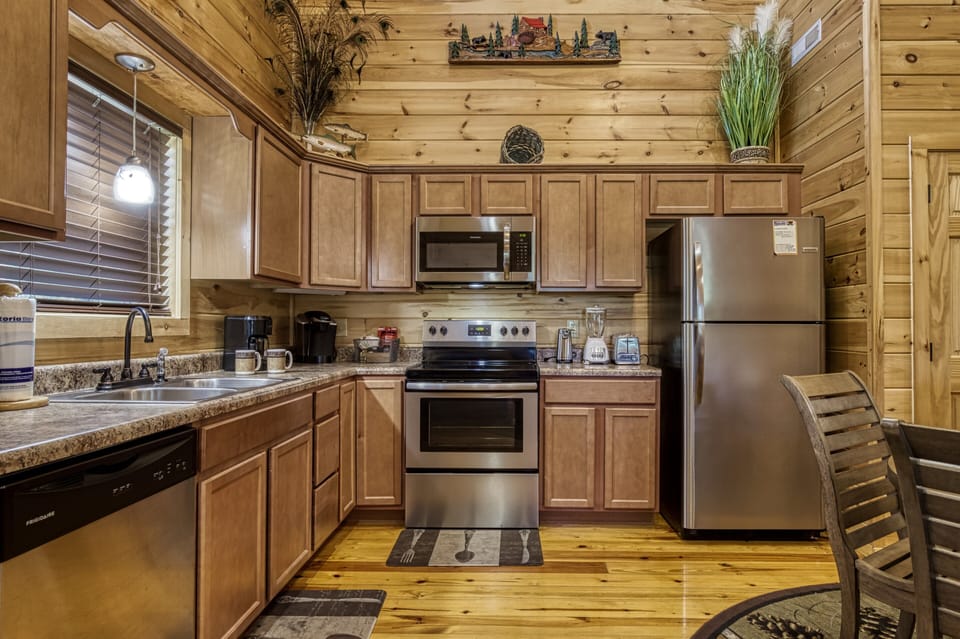 Cabin on the River in Pigeon Forge "River Haven" - Fully furnished kitchen with stainless steel appliances