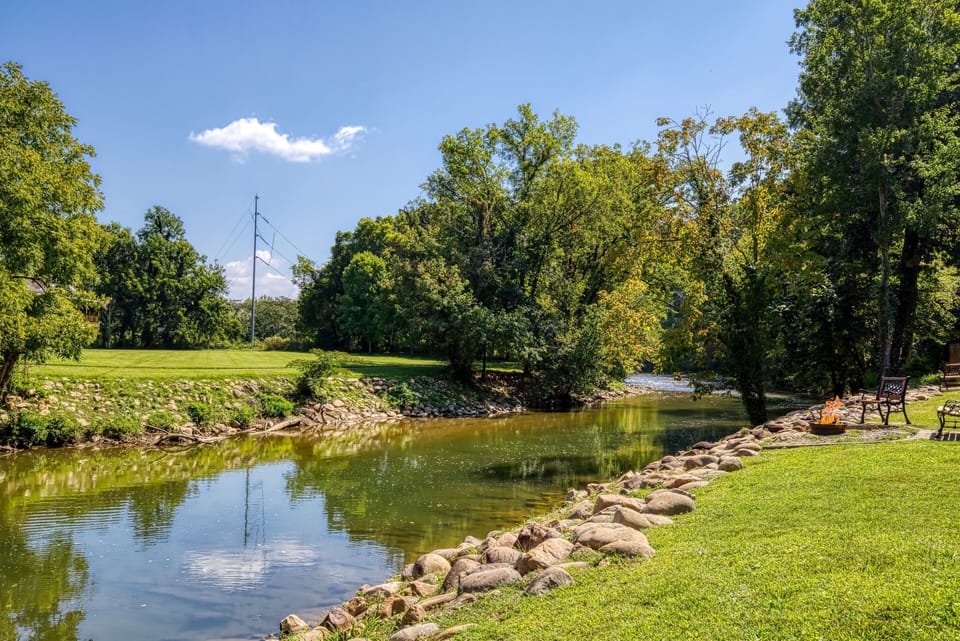Pigeon Forge Cabin "River Haven" - Located next to the Little Pigeon River