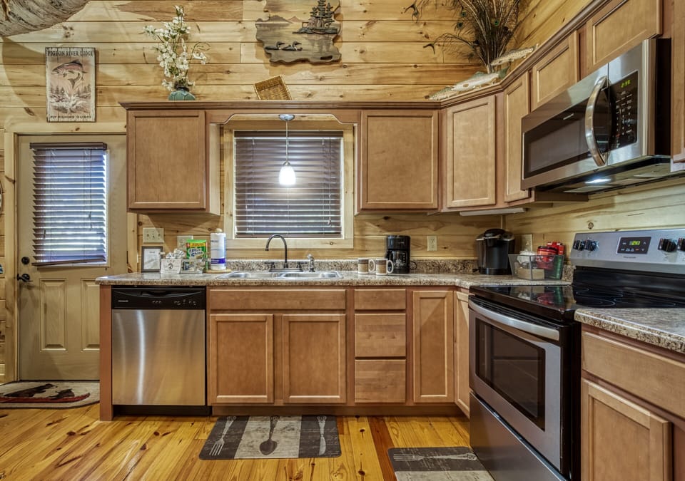Cabin on the River in Pigeon Forge "River Haven" - Fully furnished kitchen