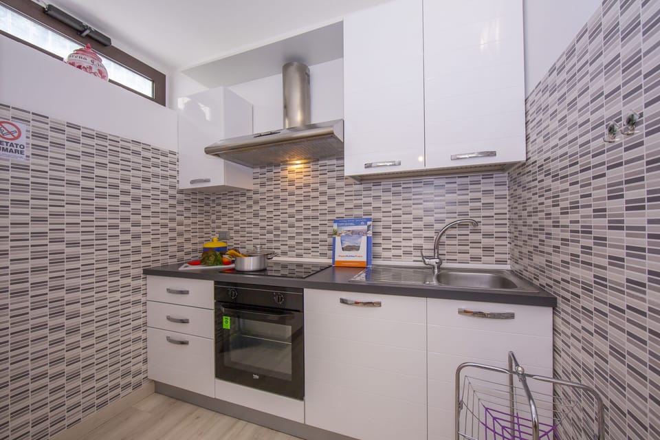 Equipped kitchen with induction hob