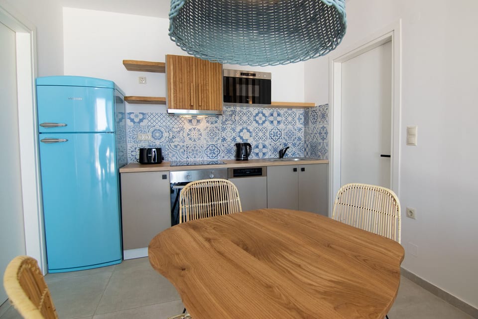Fully equipped kitchen and dining table