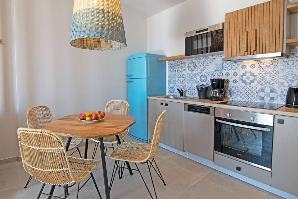 Fully equipped kitchen and dining table