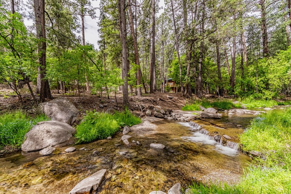 River Fall Cabin — rare 4BR riverfront home with king beds & Upper Canyon charm.