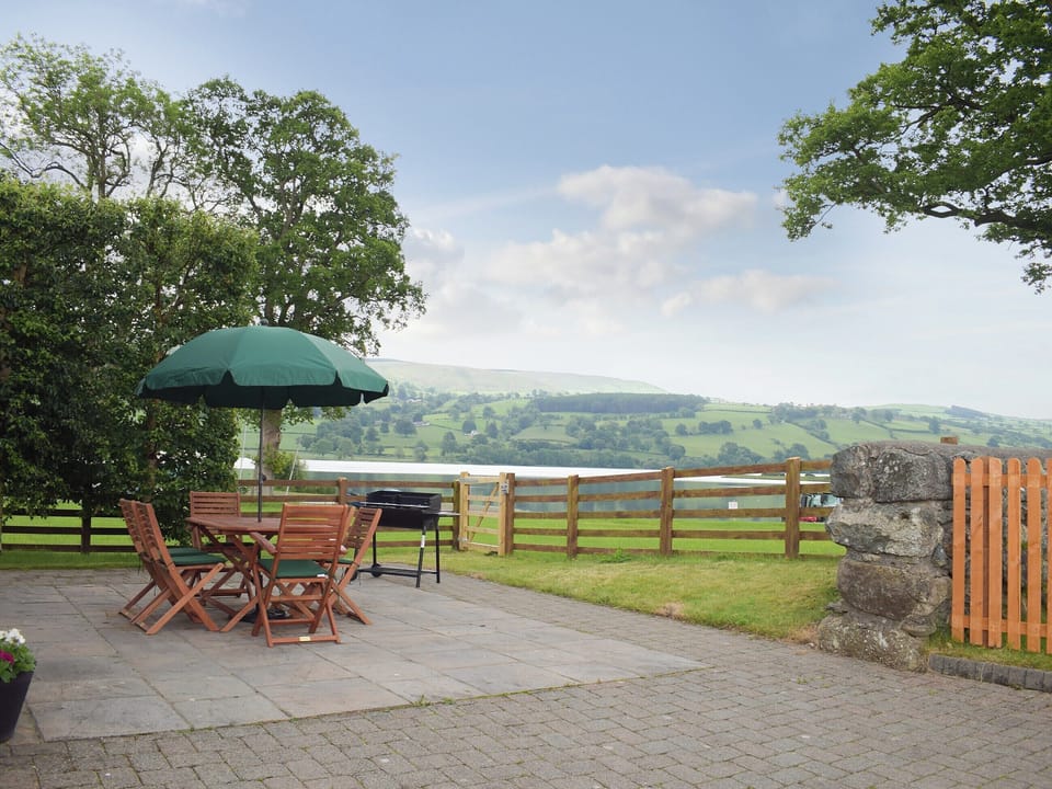 Sitting-out-area | Bwthyn Glanllyn, Bala