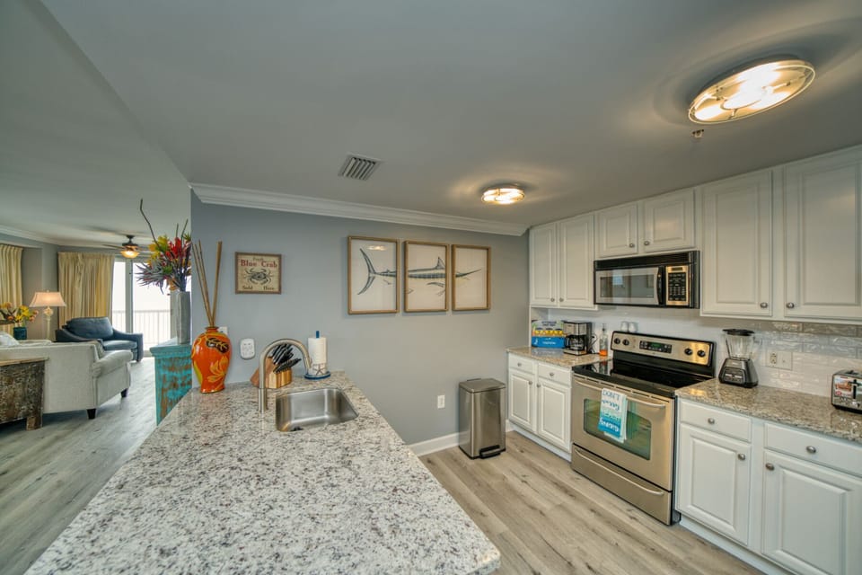 Fully Stocked Chef's Kitchen!!