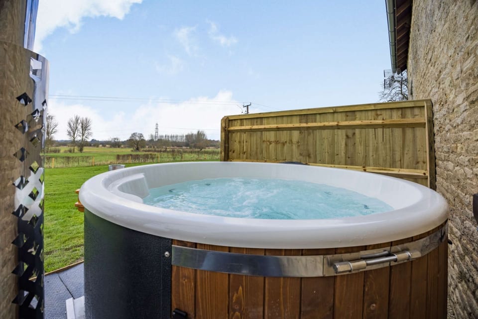 The Stables Hot Tub - StayCotswold