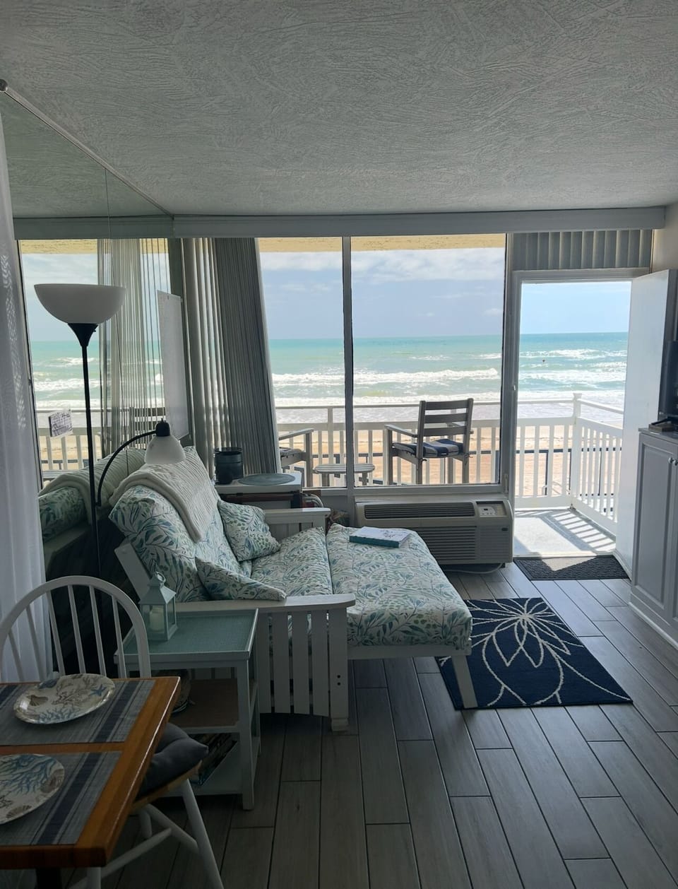 Direct oceanfront  studio. Just few steps to the beach.