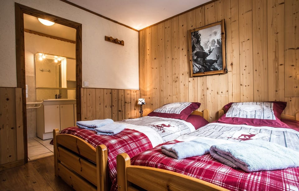 Get a good night's rest in the cozy bedroom which has 2 Single beds.