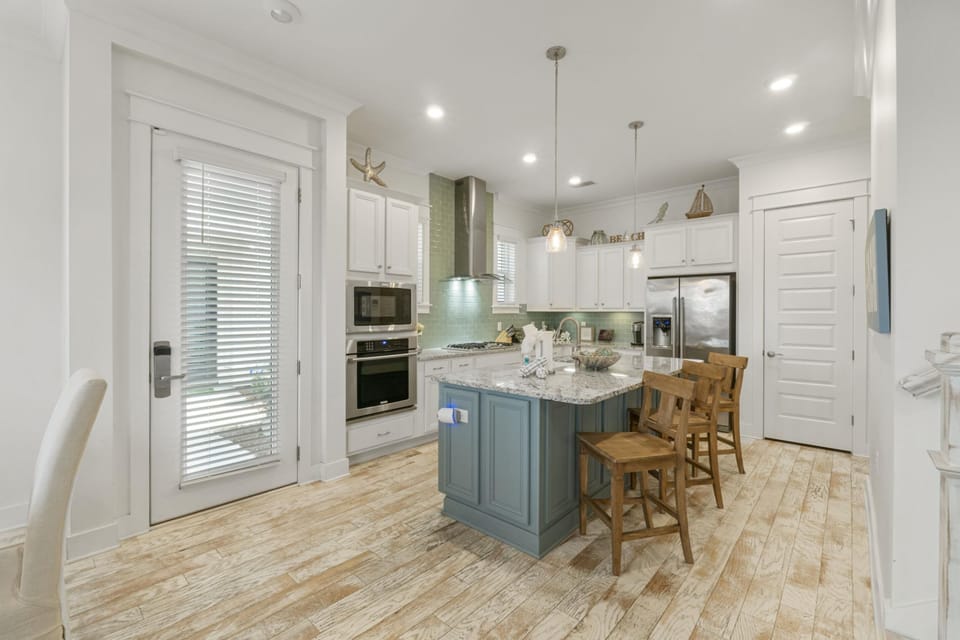 Kitchen with Breakfast Bar