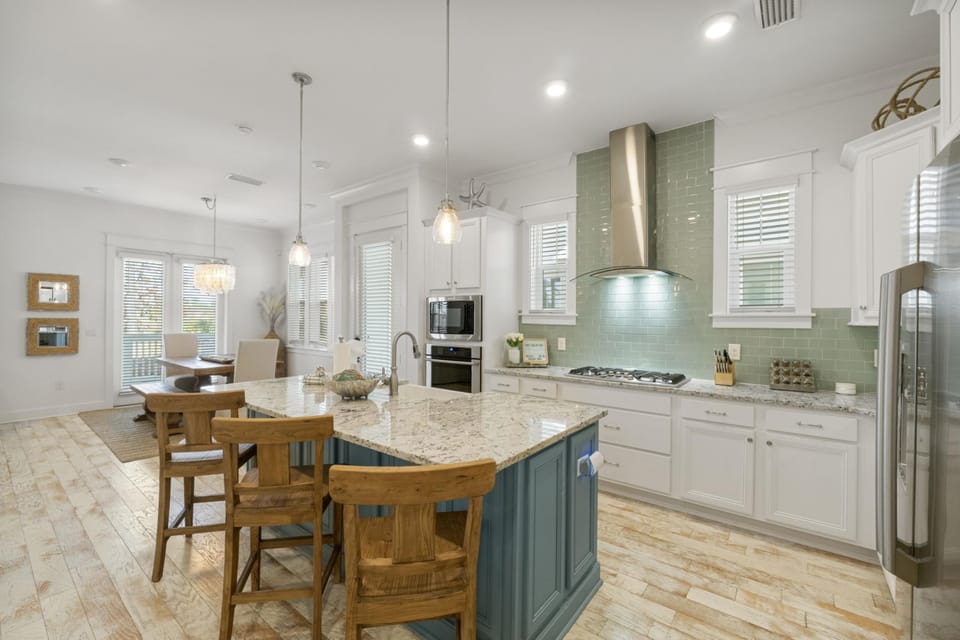 Kitchen with Breakfast Bar