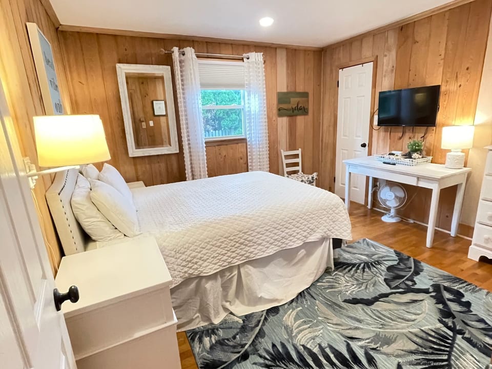 Queen bedroom 3. Smart TV.