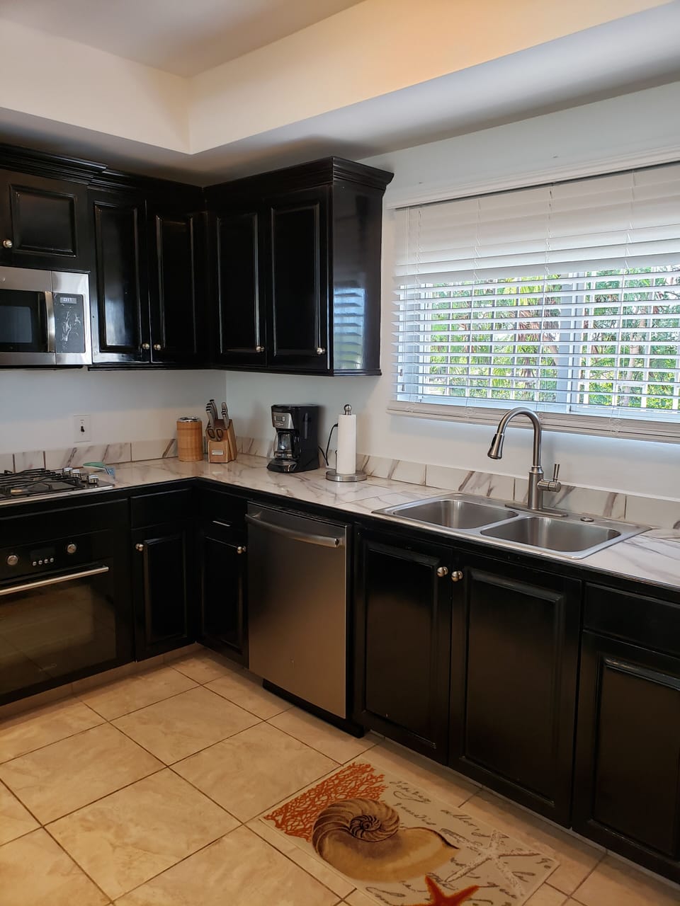 Kitchen newer full appliances
