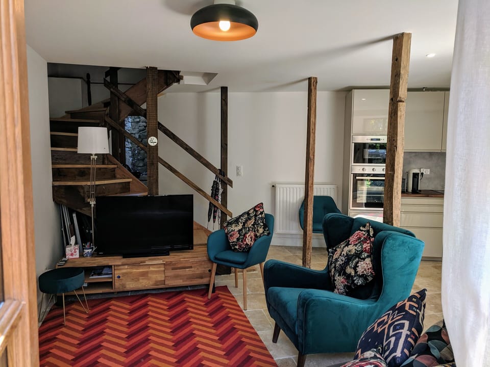 Living room with sofa, armchair(s) and TV