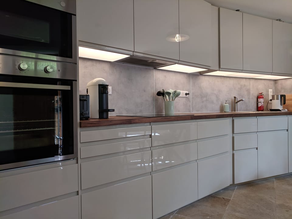 Exceptionally well equipped kitchen with oven, grill, microwave and dishwasher