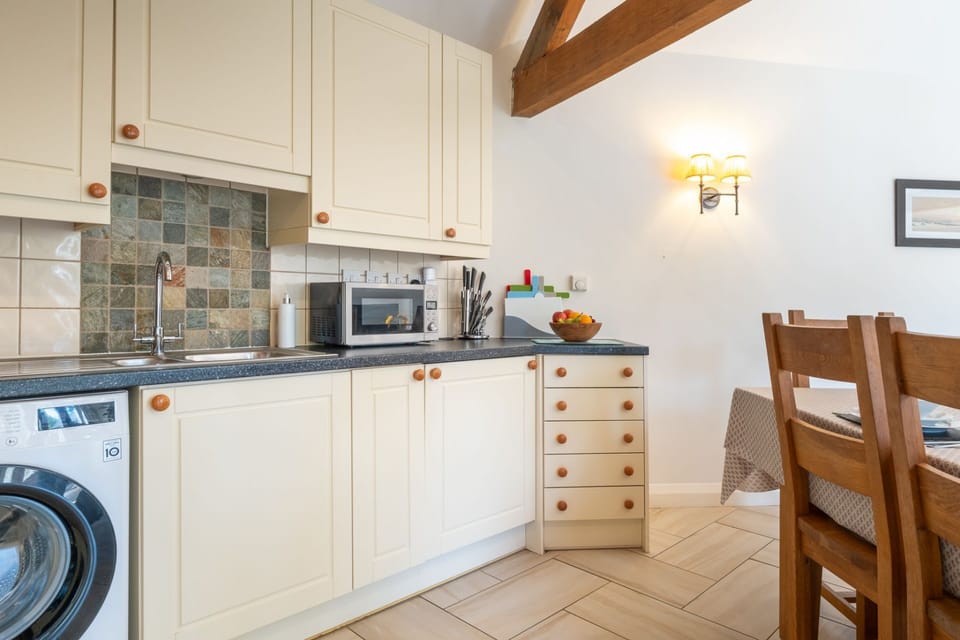 Flower Barn Kitchen - StayCotswold