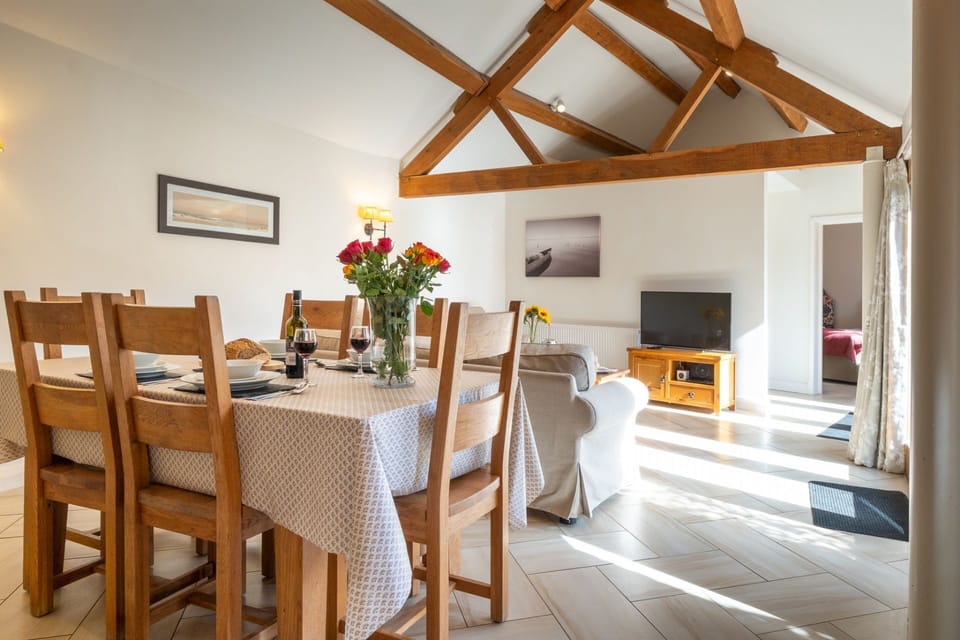 Flower Barn Dining Room- StayCotswold