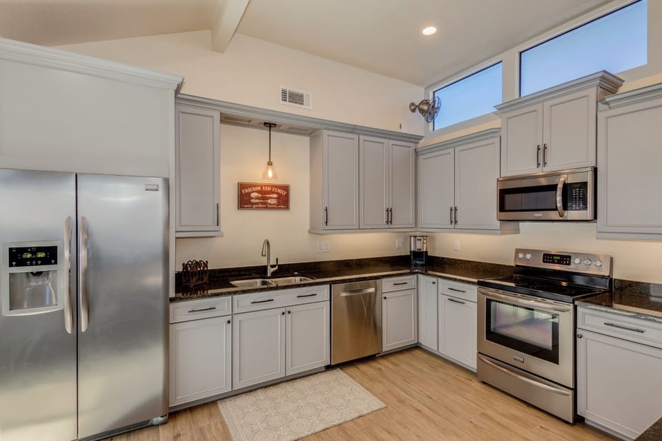 Completely equipped kitchen and clean!