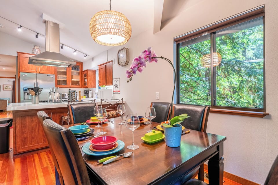 Easily set the table for 6 or use it for family game night!