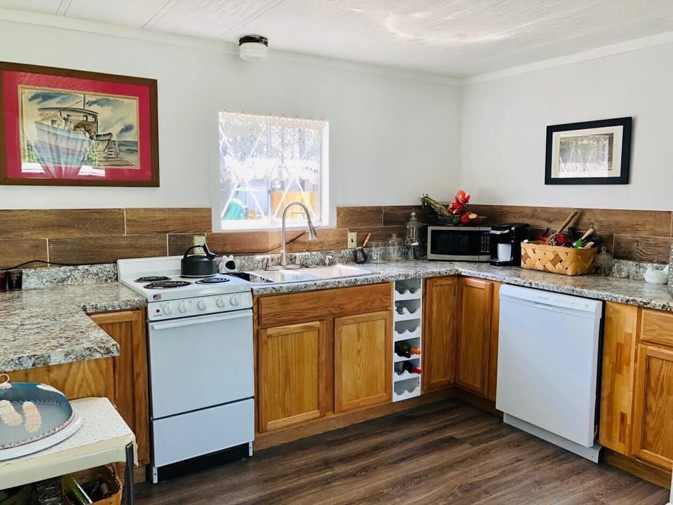 Kitchenette. 