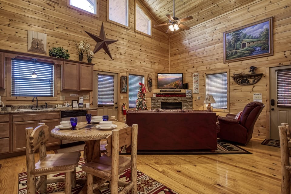 River Cabin in the Smoky Mountains "Lighthouse Harbor" - Dining table and living room