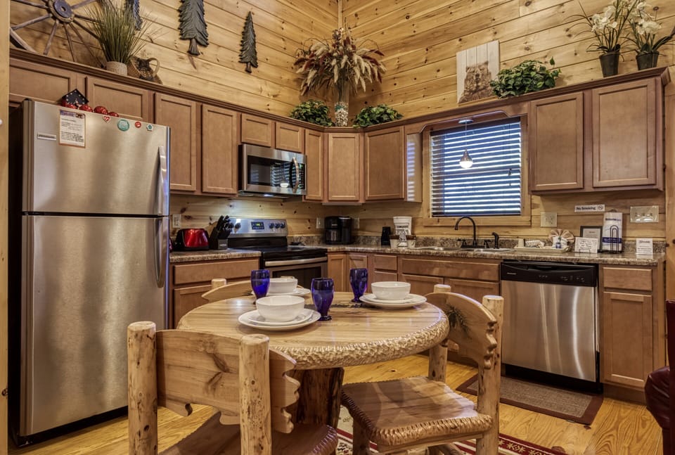 Cabins with a Hot Tub in Pigeon Forge "River Haven" - Dining table and kitchen