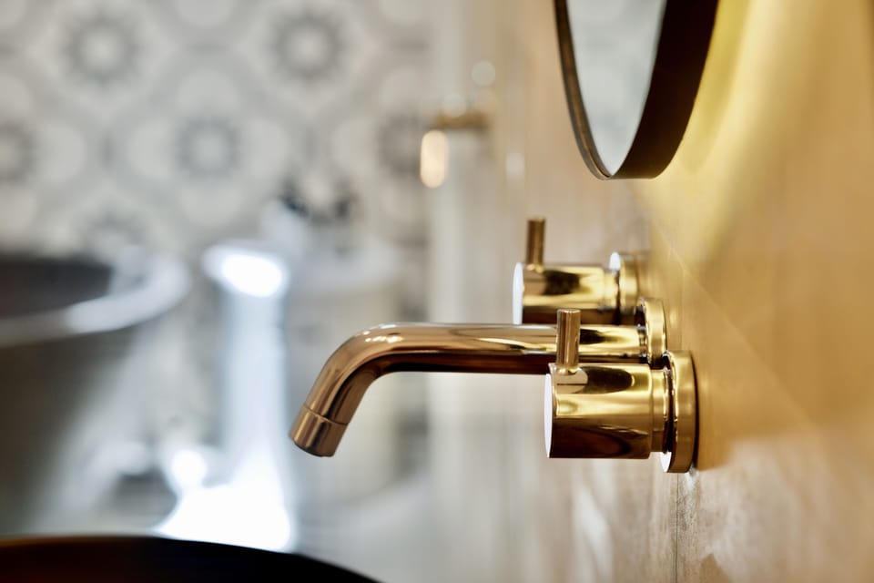 Bathroom 1 - new tap fixtures and excellent water pressure in all our bathrooms
