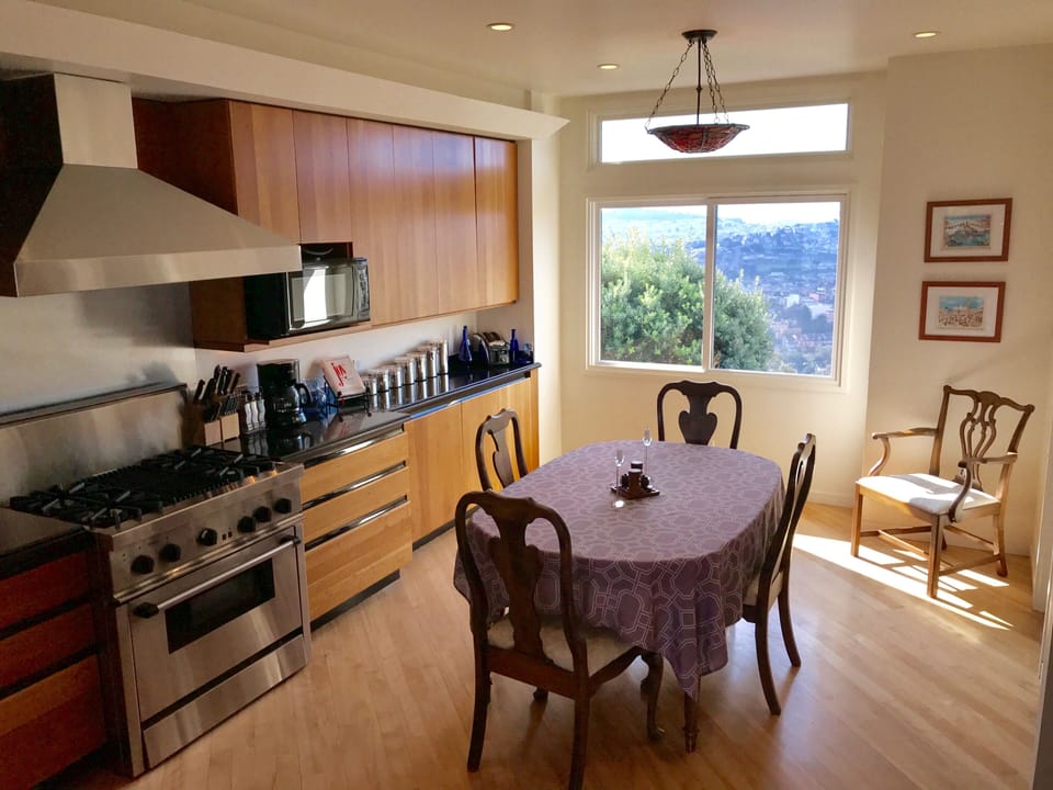 Kitchen/Dining Area with expandable table seating up to 10 people