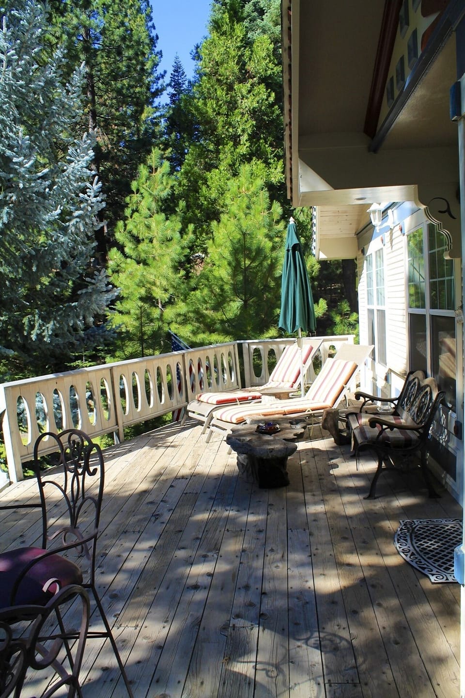 Relaxing Lakefront Deck * Chaise Lounges, Patio Chairs, Bistro Table, Umbrellas