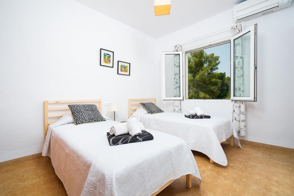 Bedroom with two single beds