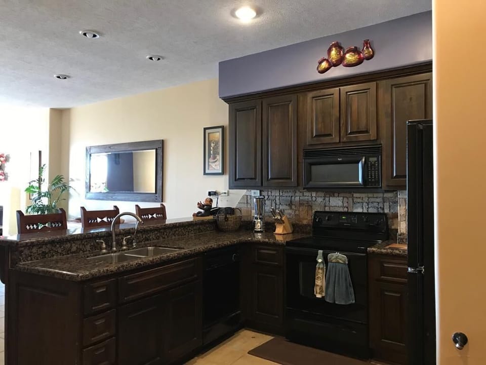 GOURMET KITCHEN